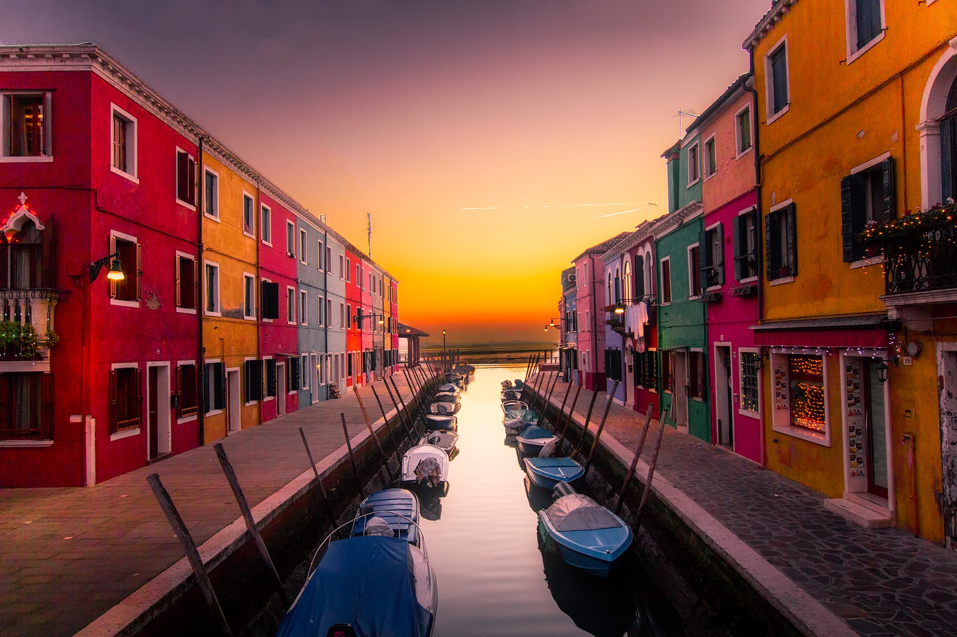 venice-maisons multicolores sur lun des côtés du canal